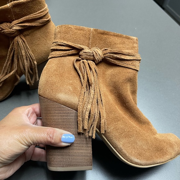 Size 8 Steve Madden Booties - cognac color - Picture 4 of 8